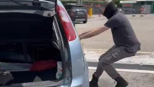 Los Mossos alertan sobre el método de la siembra que utilizan los ladrones para robar en tu coche