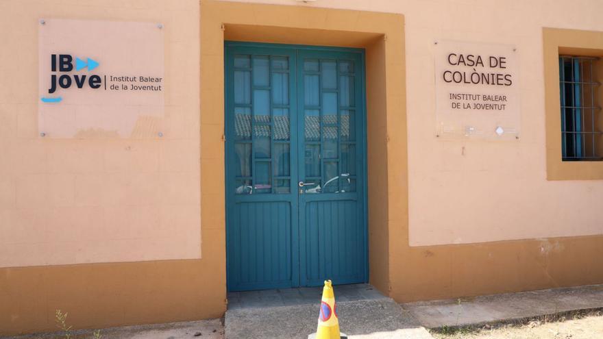 Fachada de la Casa de Colonias de Formentera del Govern balear, en Sant Francesc.