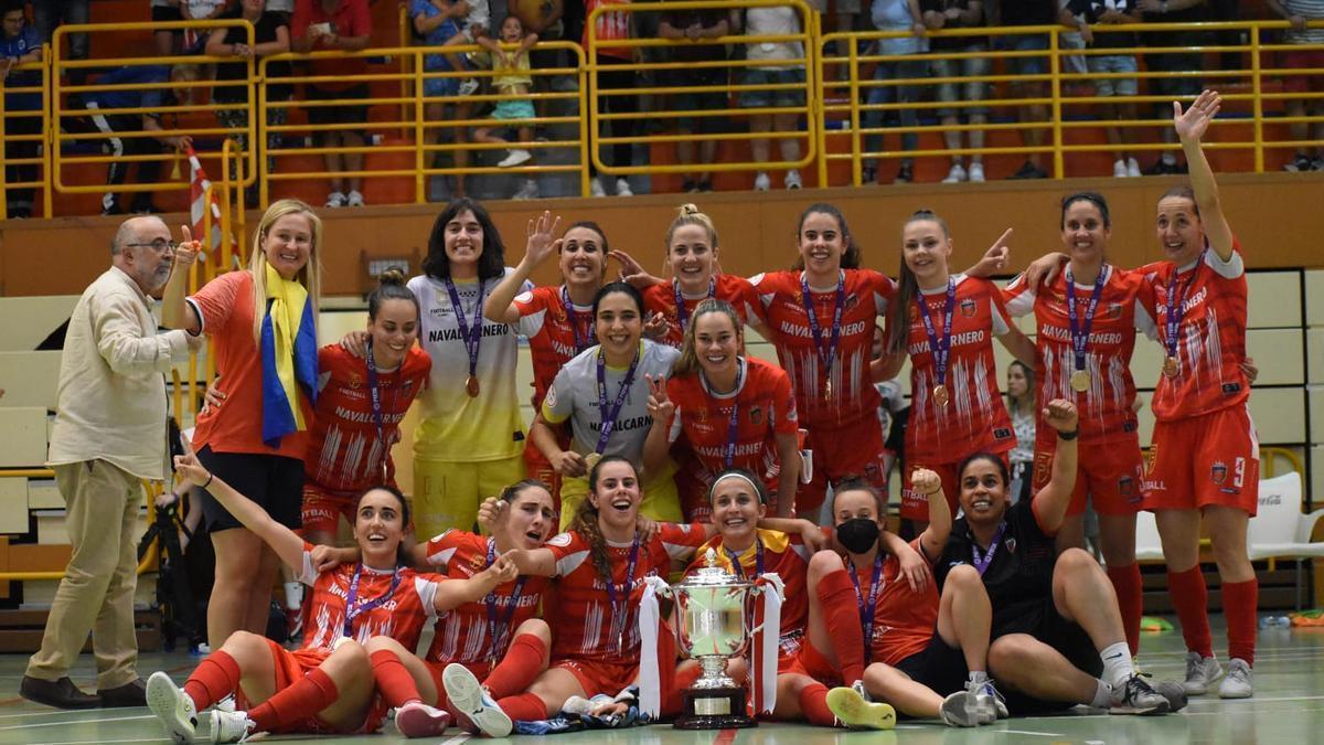 El Futsi Atlético Navalcarnero celebrando junto a su afición su 6º título de Liga