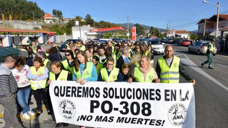 Los vecinos de Raxó durante una manifestación para exigir más seguridad en la PO-308. // G. Santos