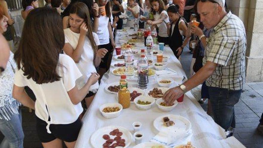 Un centenar de persones participen al vermut de la Festa del Barri antic