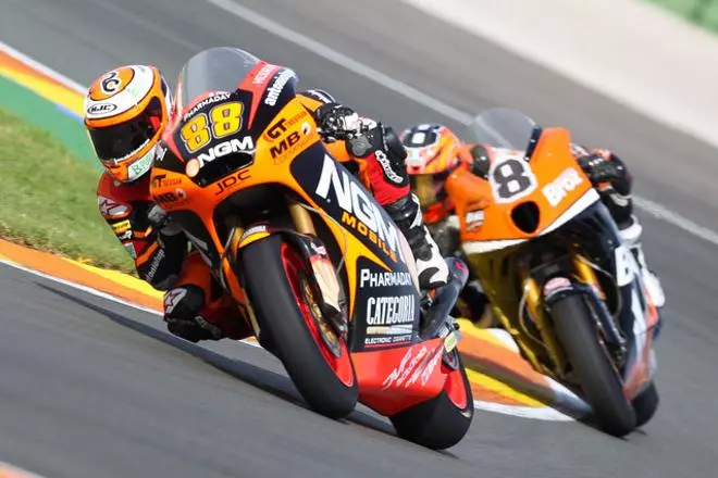 Pol Espargaró pasea su corona de campeón de Moto2 en Valencia