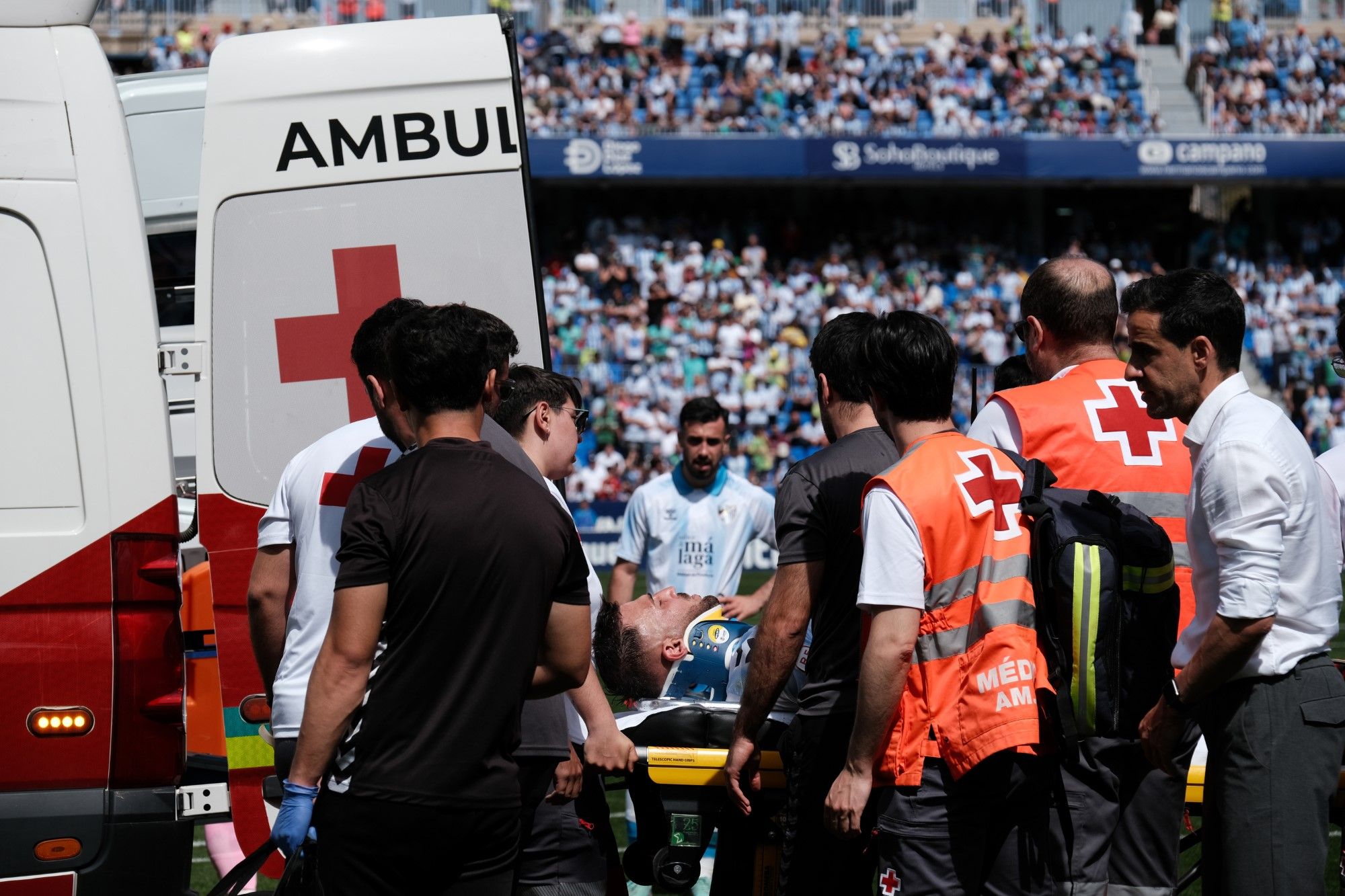 Una ambulancia se lleva a Dioni del campo tras sufrir un fuerte cabezazo