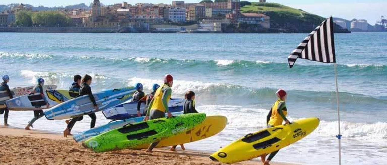 Carrera de tablas en la playa de San Lorenzo.