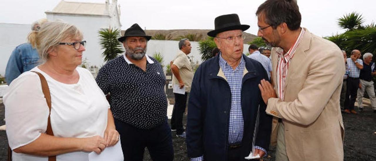 Ofrenda floral en recuerdo de los 25 años del fallecimiento de César Manrique ayer en el cementerio de Haría.