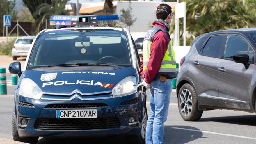 Control policial para vigilar el cumplimiento del estado de alarma en Ibiza