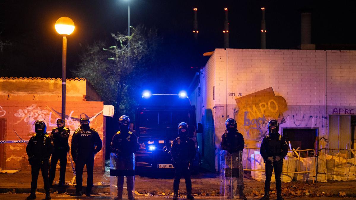 Barcelona deja solo a Albiol con el desalojo del B9 de Badalona: “No nos toca generar una respuesta”