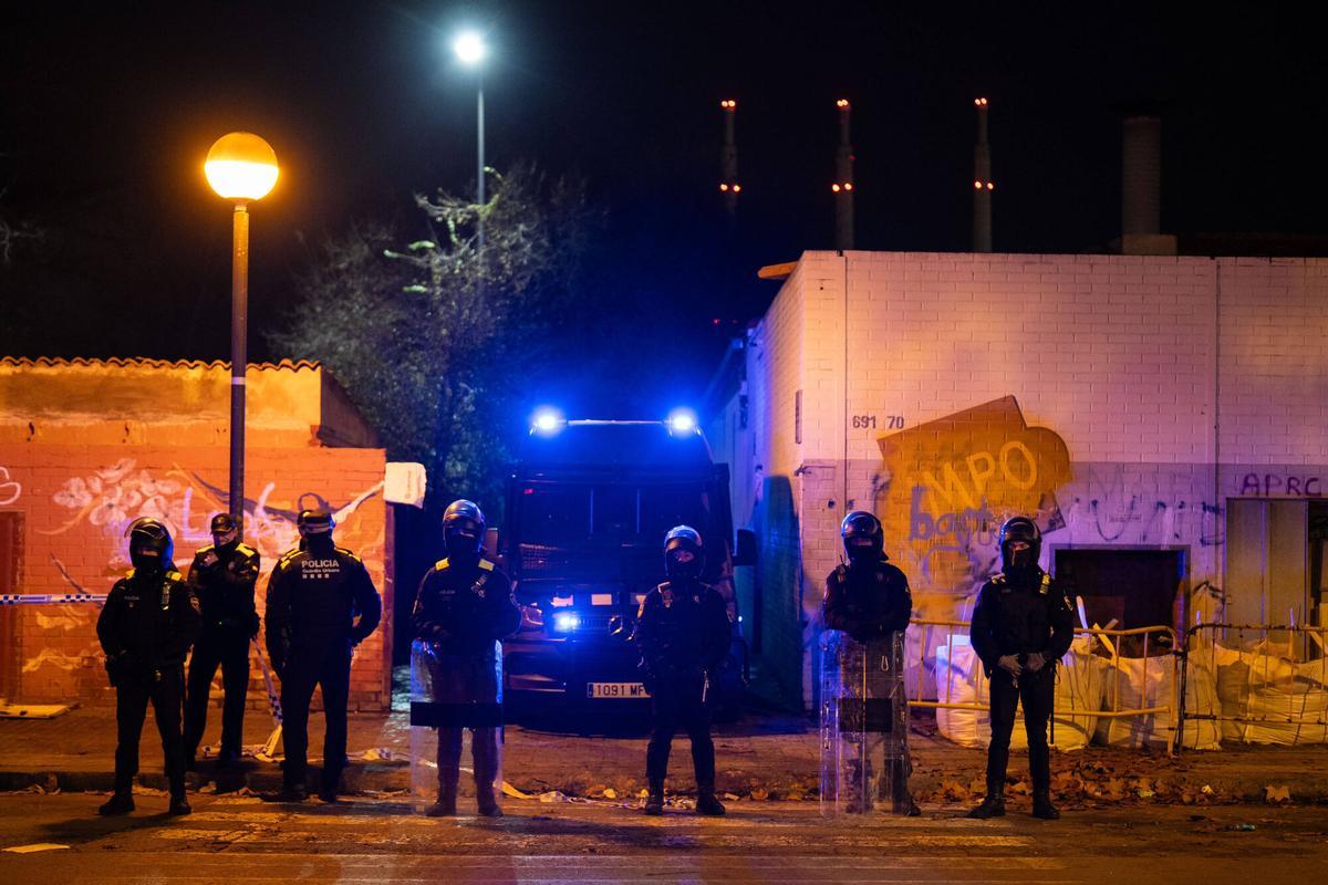 La policía custodia la entrada al B9 en la primera noche tras la desocupación del antiguo instituto