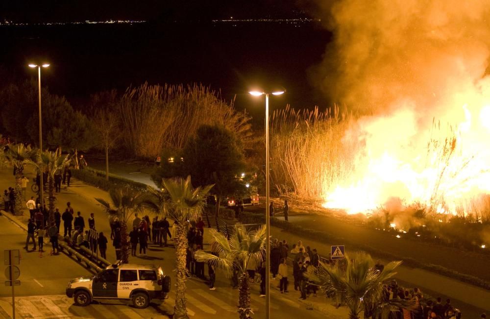 Un incendio obliga a desalojar el camping de Almenara