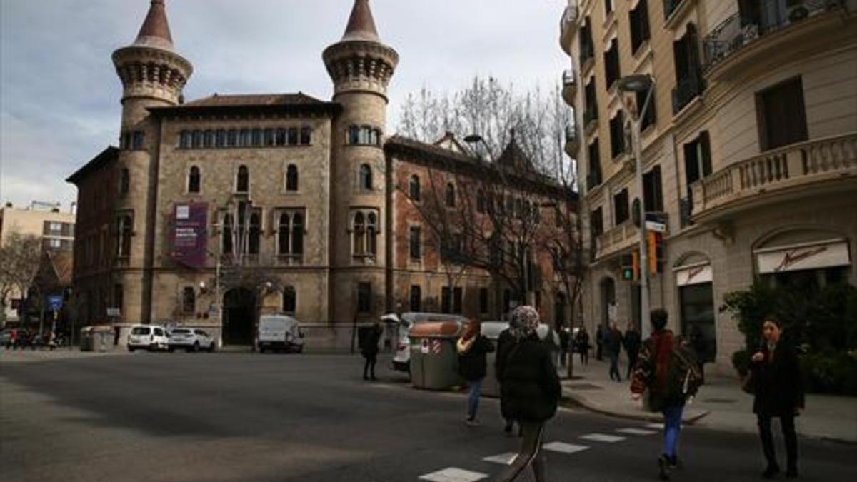 El Conservatori Municipal de Música, en la esquina de las calles de Bruc y València.