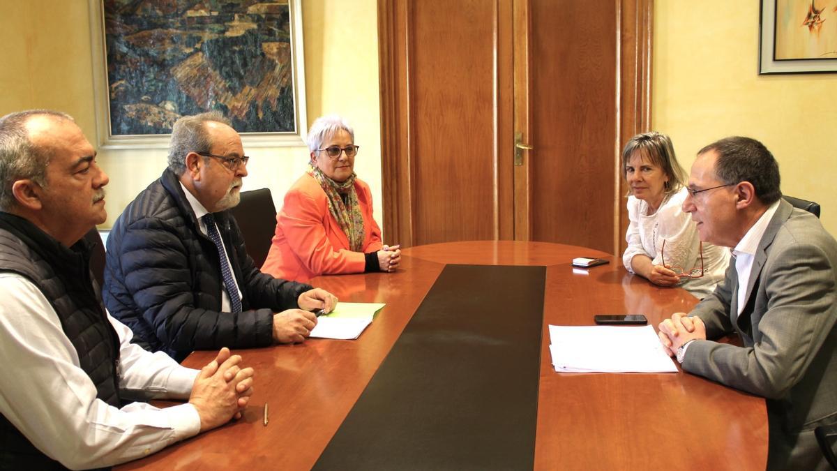 Reunión del alcalde de Fermoselle y concejales (izquierda) con el subdelegado del Gobierno en Zamora