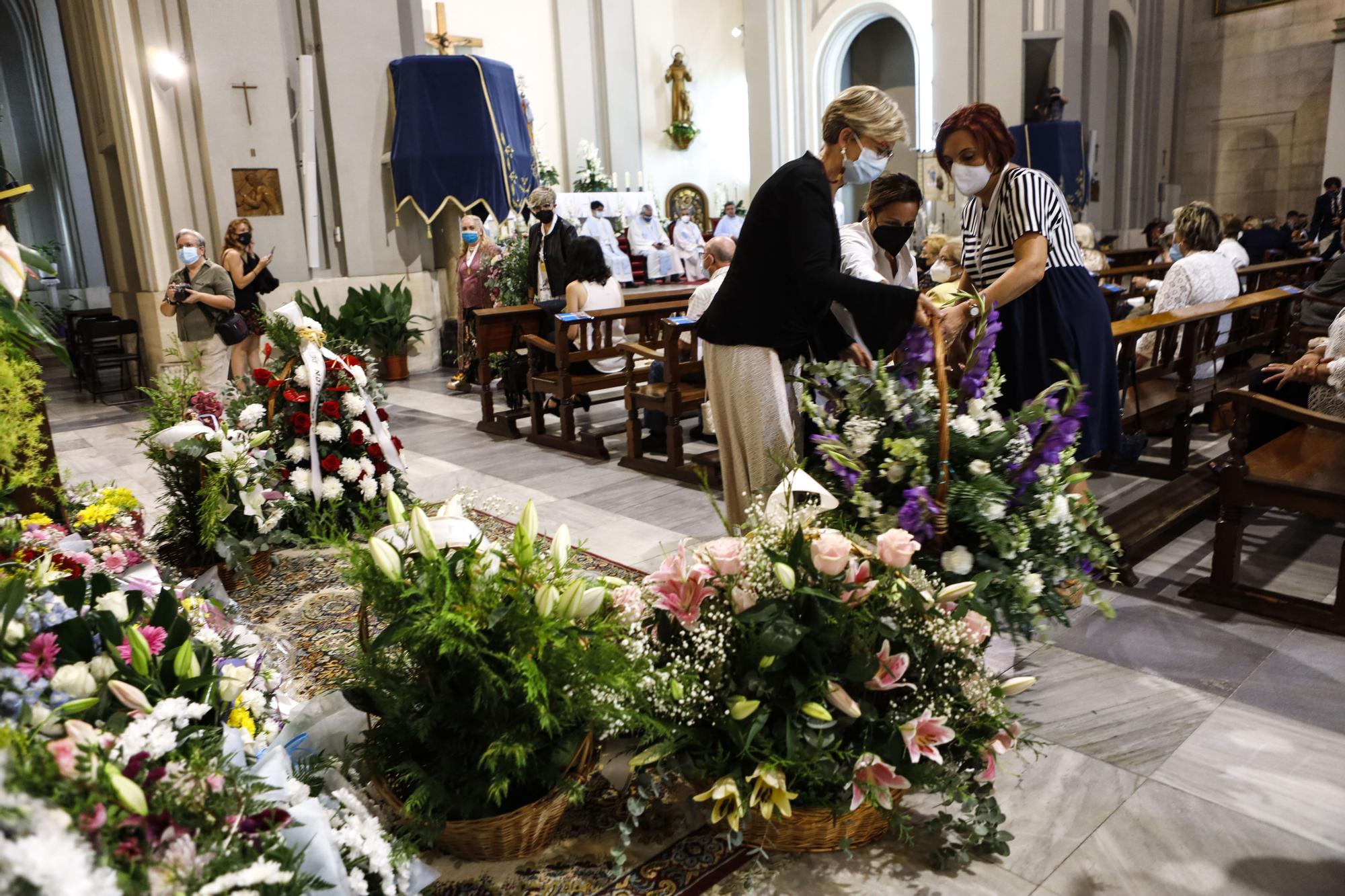 Alcoy homenajea a su patrona con flores