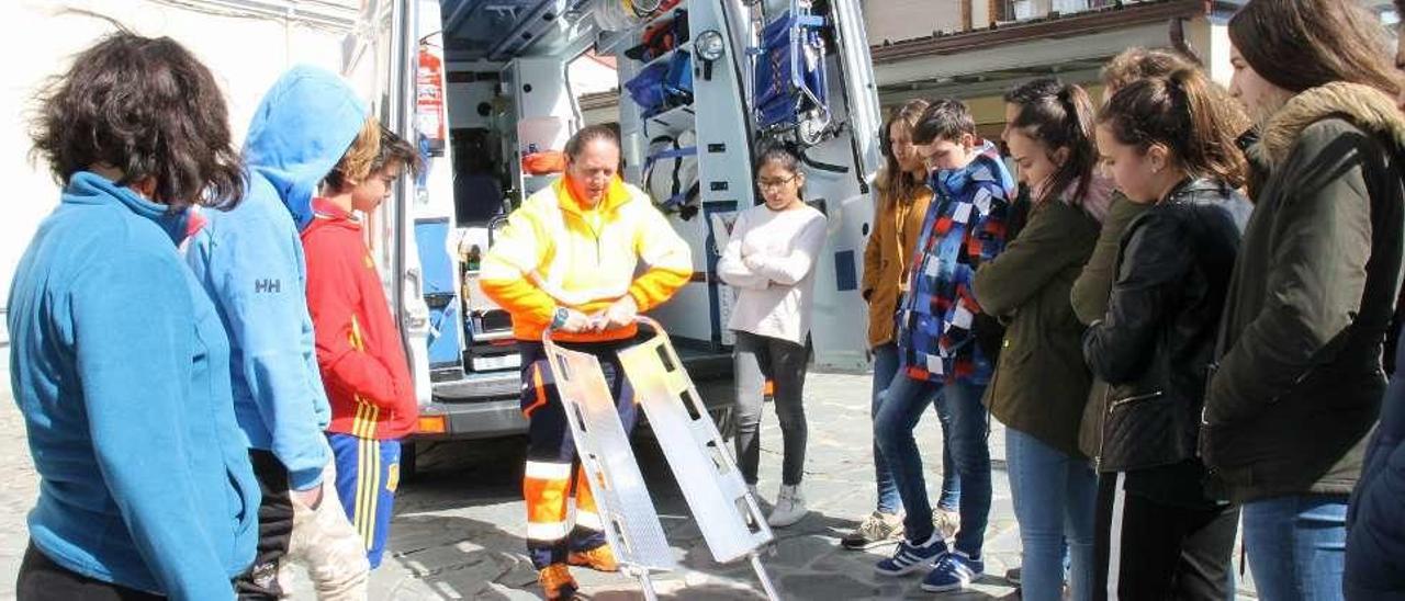 Un momento de la sesión dedicada a conocer cómo es por dentro una ambulancia medicalizada.