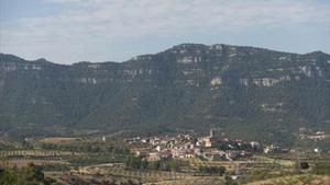 Vista panorámica de Ulldemolins con el Montsant al fondo.