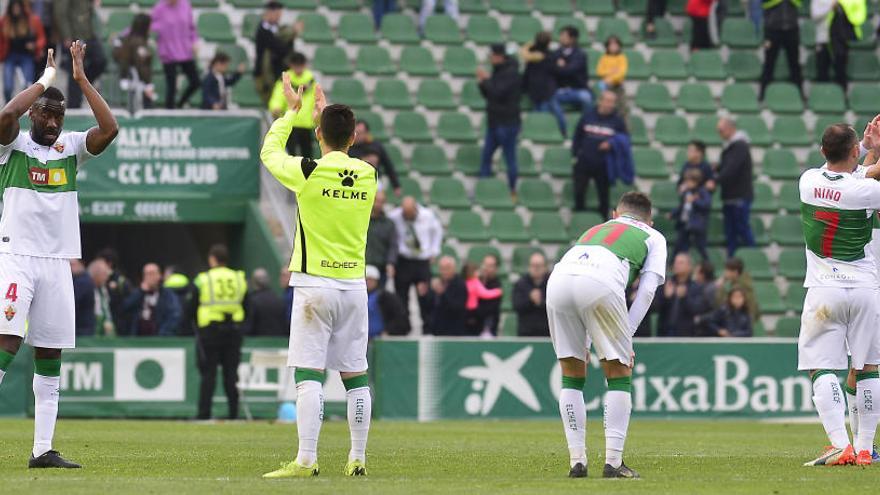 Los jugadores del Elche agradecen el apoyo de la afición tras el partido frente al Alcorcón