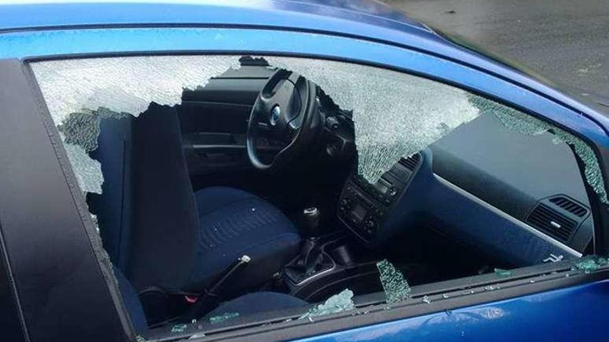 Coche dañado en la calle Fonte Leocadia en Oleiros.