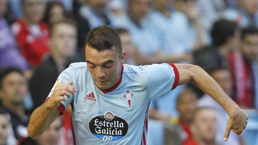 Iago Aspas conduce el balón en un partido en Vigo. // Ricardo Grobas