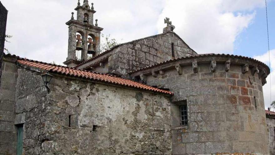 Imagen de la iglesia de Ouzande, con ábside semicircular.// Bernabé