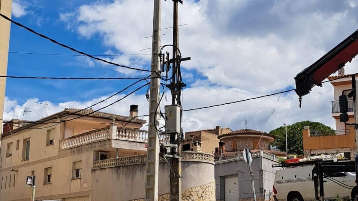 El transformador aeri que s'està retirant al barri de Montilivi.