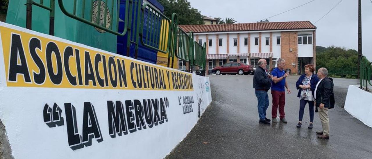 Por la izquierda, Florentino Olay, Raimundo Díaz, Isabel Hevia y Félix Jiménez, del colectivo vecinal, junto a las escuelas. | A. S.