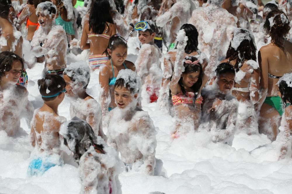 Baño de despedidas en un campamento de récord