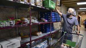 Recogida de comida en un banco de alimentos