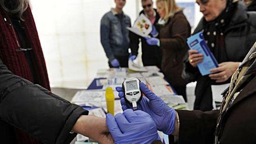 Un hombre se somete a una prueba para medir su nivel de glucosa en sangre.
