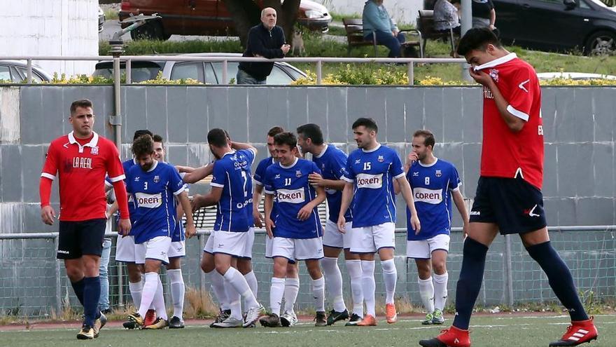 Fiesta sobre el césped del Porriño por su ascenso a Tercera