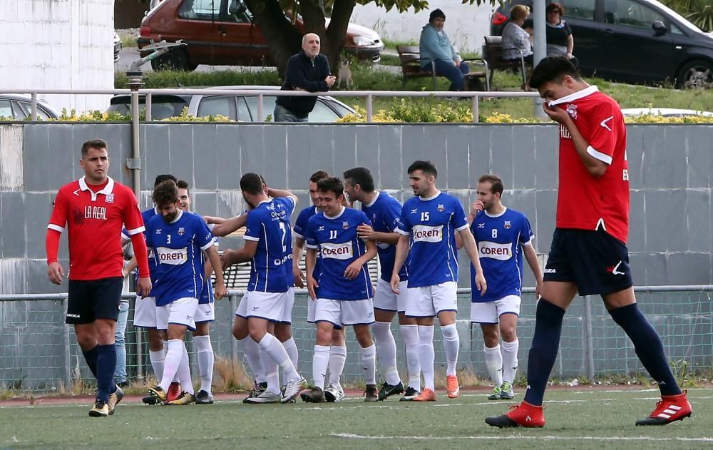 Los jugadores del Porriño celebran su ascenso a Tercera, con manteo a su entrenador Manuel Losada incluido.