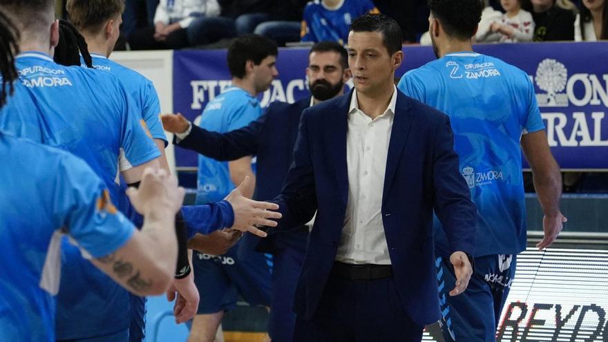 Saulo Hernández, entrenador del CB Zamora, este sábado saludando a sus jugadores