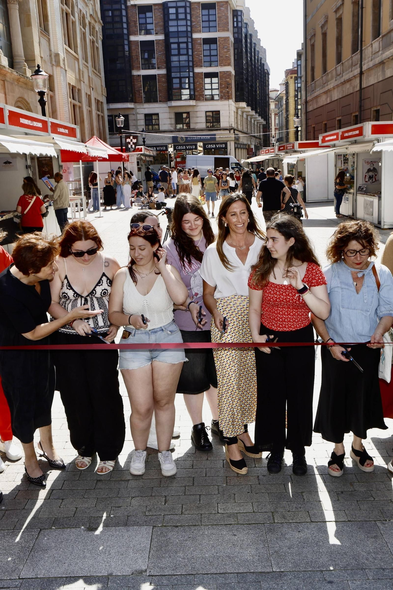 El inicio de la Feria del Libro de Gijón, en imágenes