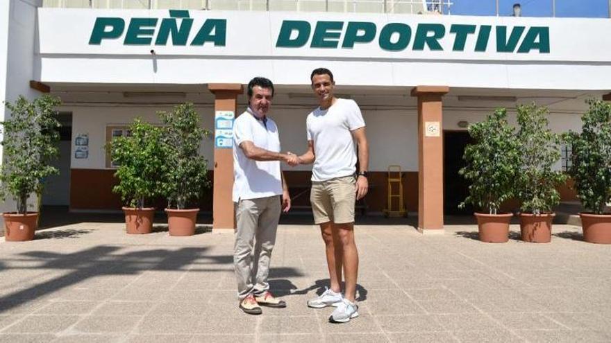 Juan Marí, presidente de la Peña Deportiva, estrecha la mano de Marc de Val, nuevo director deportivo del club.