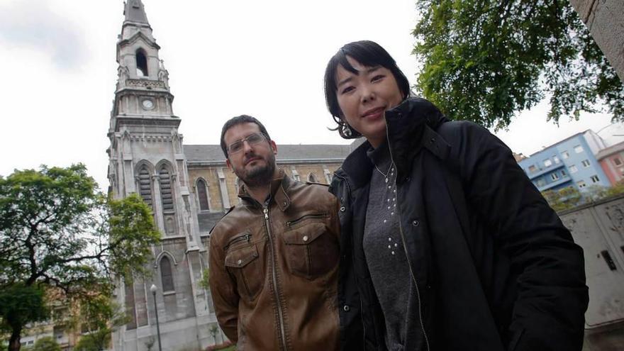 Eudald Danti y Fumi Kitamura, ayer, ante la iglesia nueva de Sabugo.