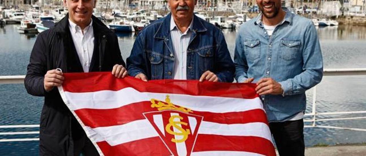 Por la izquierda, Ablanedo, Víctor Holguera y Monchu, ayer, en su visita a LA NUEVA ESPAÑA de Gijón.