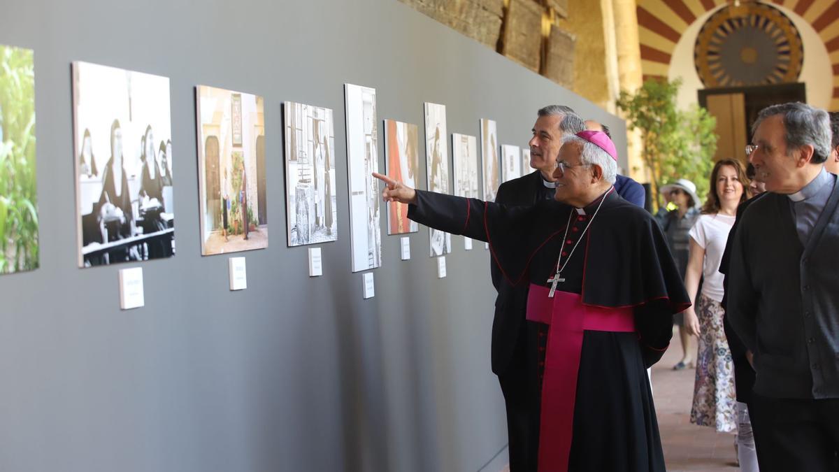 Autoridades eclesiásticas observan la exposición.