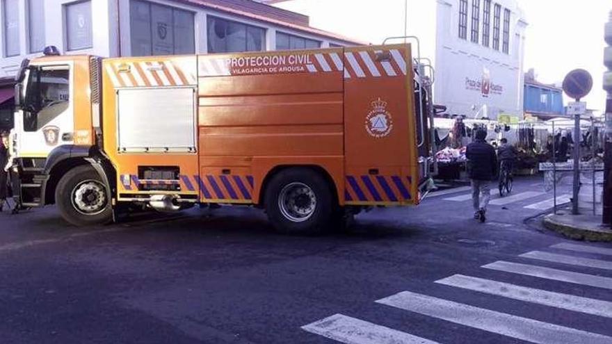 El camión nodriza de Protección Civil, junto al mercadillo. // Cedida