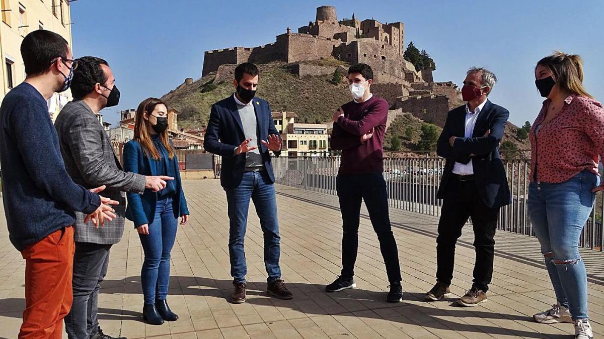 L&#039;alcalde, Ferran Estruch (al centre), amb alguns dels protagonistes de la minisèrie