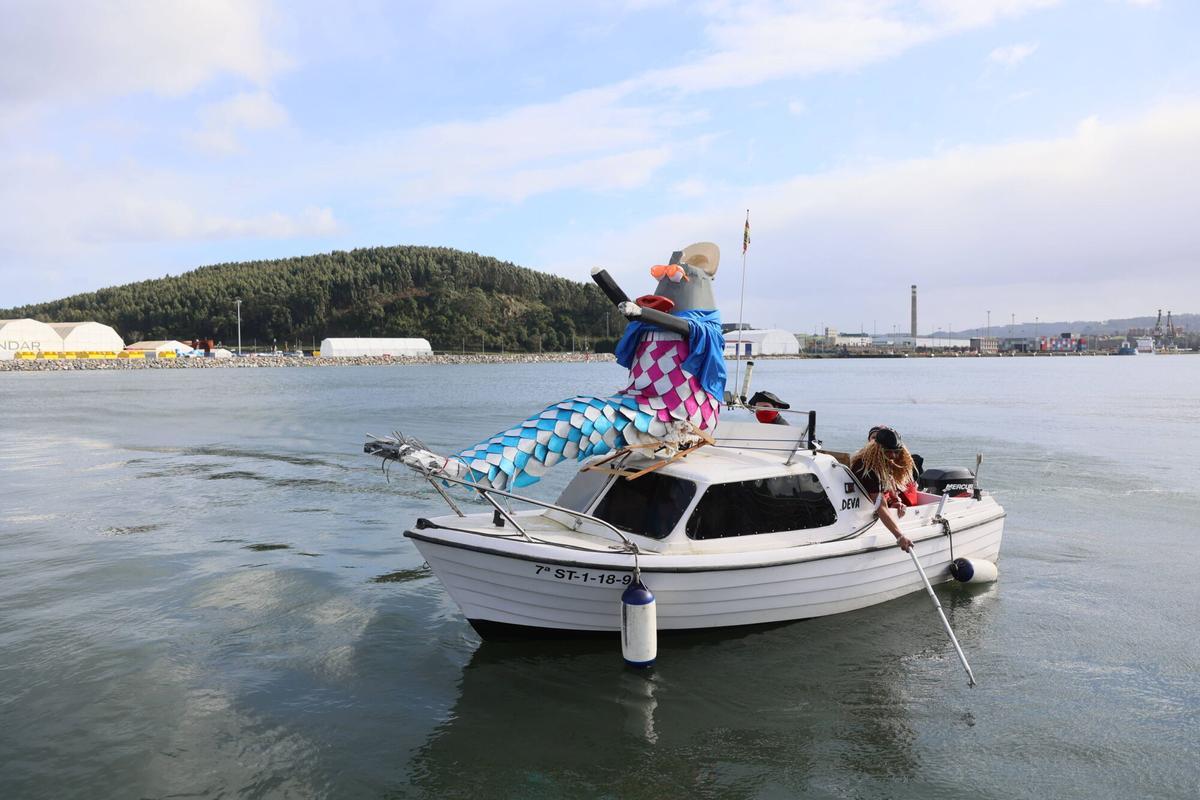 En imágenes: El desembarco de la Sardina abre el Antroxu de Avilés