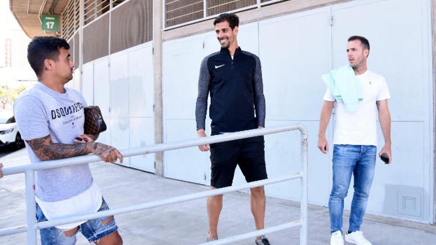 Tyronne saluda antes de la reunión con Víctor Moreno (izquierda). Al lado: Dani Hernández, Nano y Montañés (arriba), Luis Pérez y Borja Lasso (centro) y Malbasic.