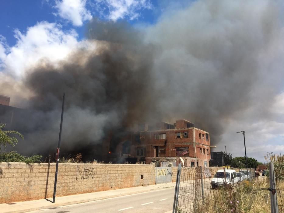 El incendio se declara en un edificio okupado en Es Viver