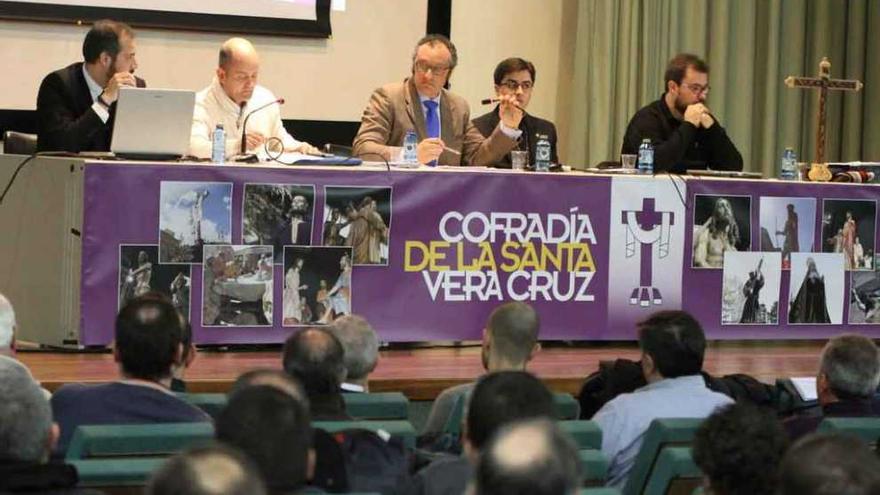 Los asistentes a la asamblea frente a la mesa presidencial en el Colegio Universitario.