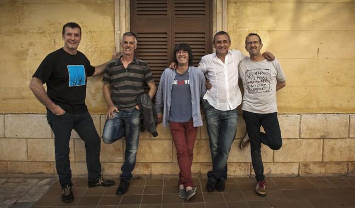 Los componentes del grupo posan en las calles de Ciutadella (Menorca).