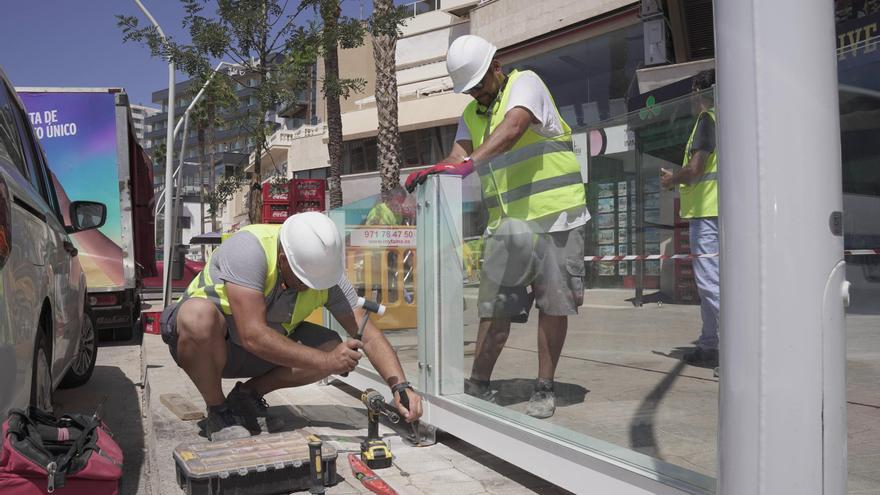 Colocan las nuevas mamparas del Paseo Marítimo de Palma: &quot;Ahora caben menos mesas&quot;