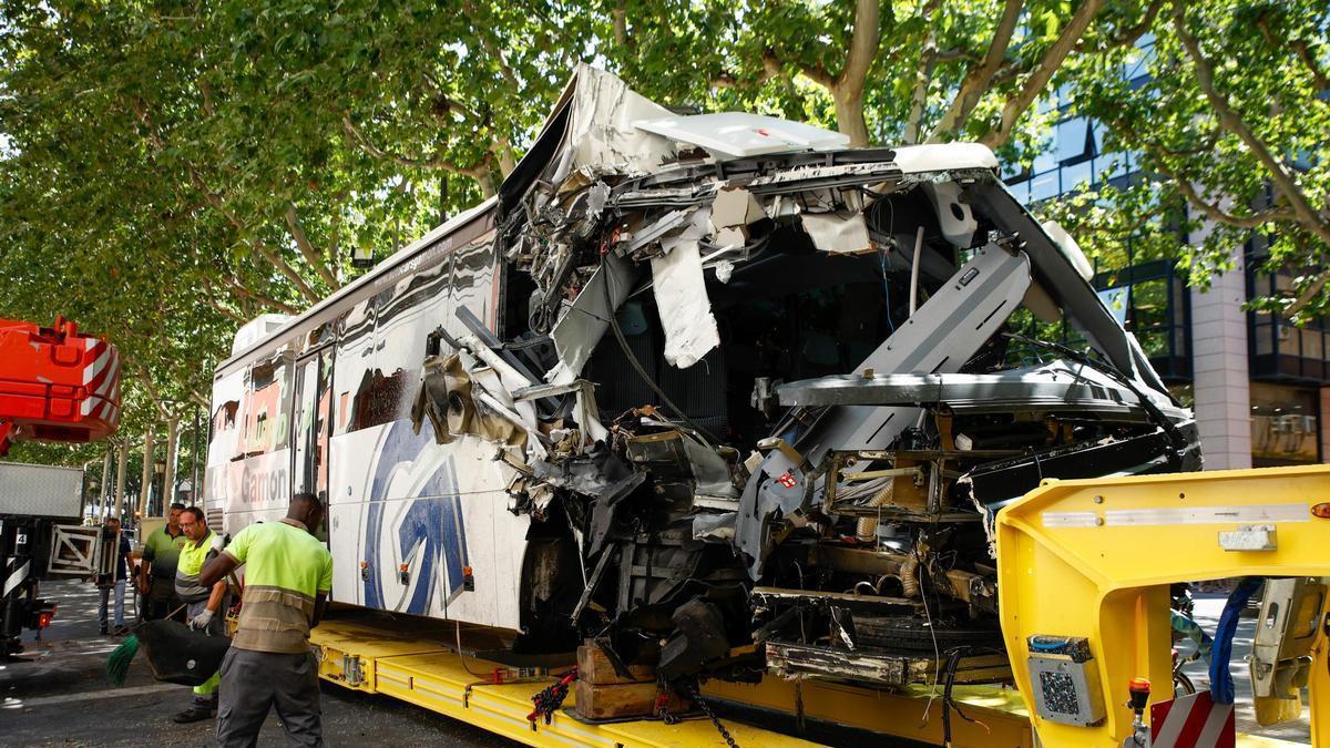 Una grúa retira el autocar accidentado, a 1 de julio de 2026, en Lleida