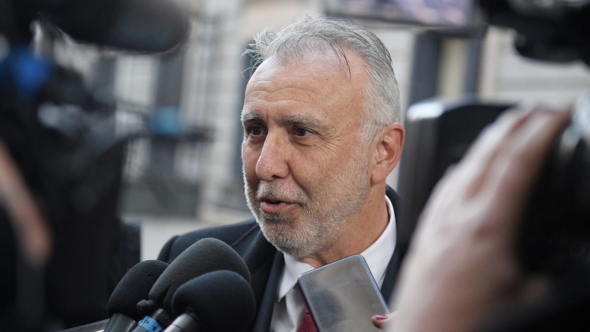 Hükümet Fernando Clavijo üzerindeki baskıyı sürdürüyor ve şimdi onu PP'yi “korumakla” suçluyor