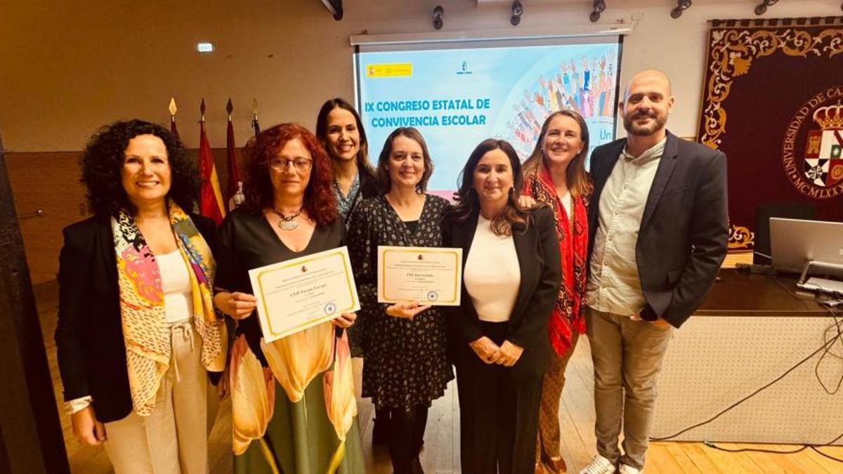 Representantes de los centros y del Departamento de Educación posan tras la entrega de premios.