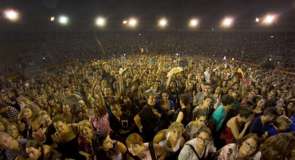 El almeriense inauguró los conciertos de verano de la provincia en una abarrotada Plaza de Toros.