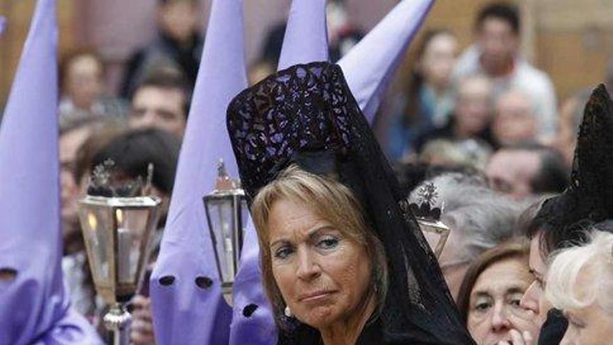 Conchita Álvarez, durante la procesión de la Soledad.