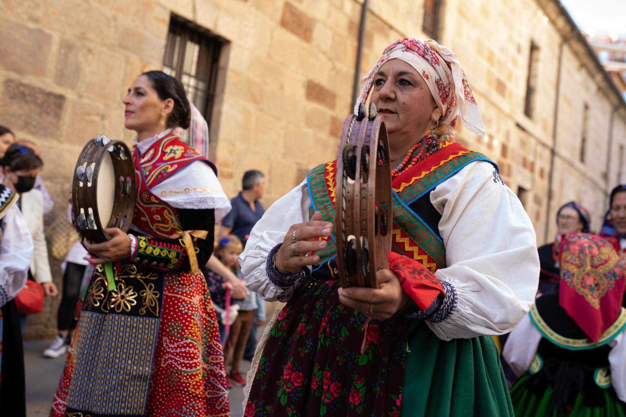 Desfile de indumentaria tradicional de Zamora