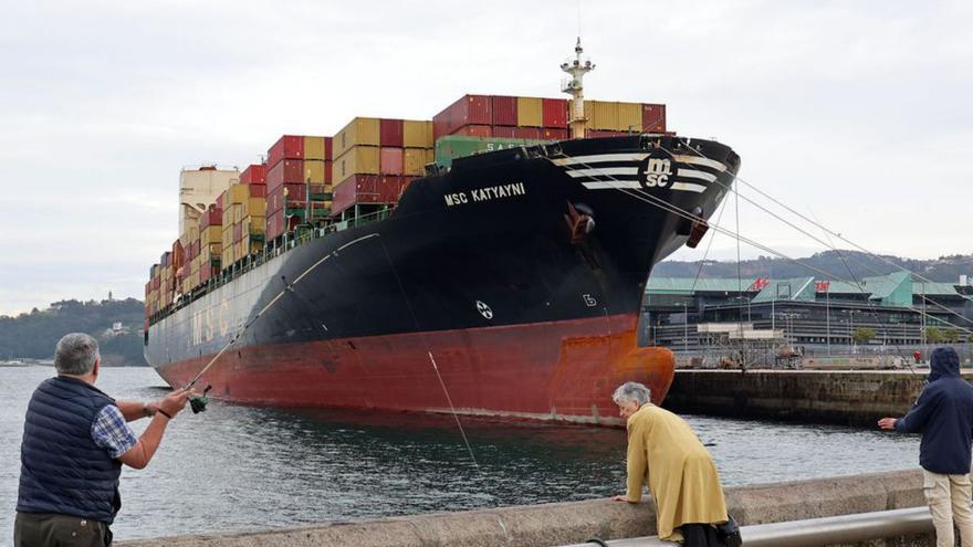 El mercante “Katyayni”, en el muelle de Trasatlánticos.   | // M. G. BREA